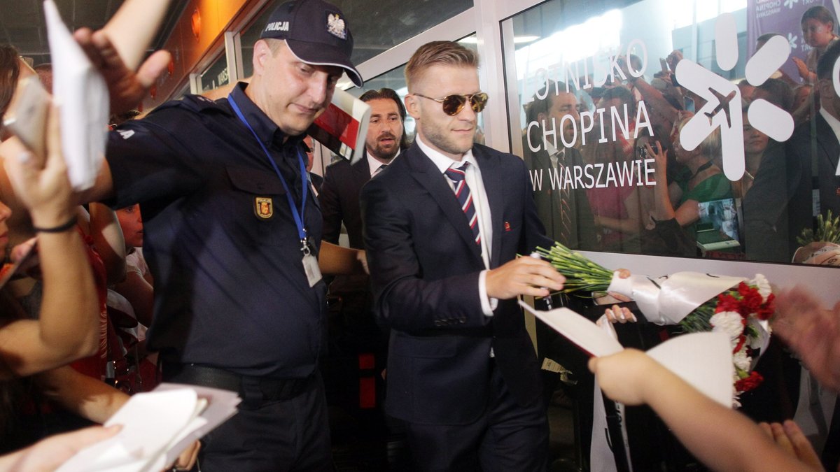 Powitanie polskich piłkarzy na lotnisku po Euro 2016.