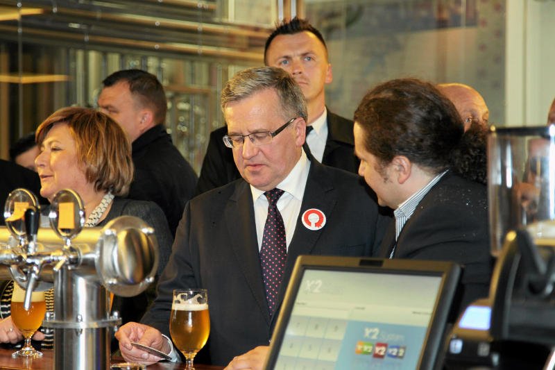 Bronisław Komorowski w najnowszym sondażu minimalnie wyprzedza Dudę.