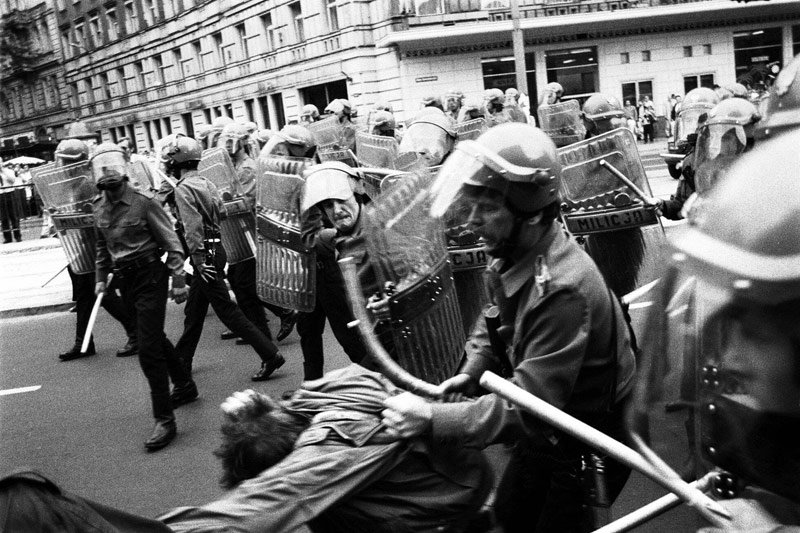 Funkcjonariusze, którzy zaczynali karierę w czasach PRL nie będą wysoko awansowani przez rząd PiS.