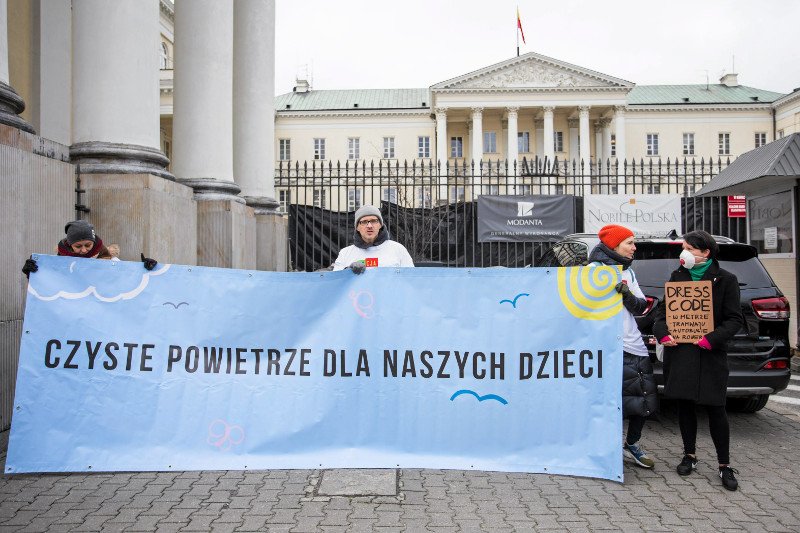 Polska przegrała z Komisją Europejską spór w unijnym Trybunale Sprawiedliwości w sprawie zanieczyszczenia powietrza. Na zdjęciu - protest aktywistów z organizacji Akcja Demokracja w sprawie uchwały antysmogowej w Warszawie.