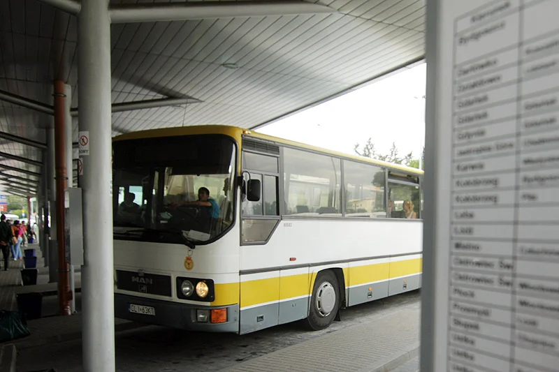 Ciekawie zaplanowane przesiadki i skorzystanie z regionalnych przewoźników może pozwolić na spore oszczędności w podróży przez Polskę.