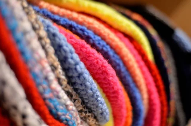 Kolorowe swetry to hit tego sezonu, Wnętrza concept store OFFszem OFFszem