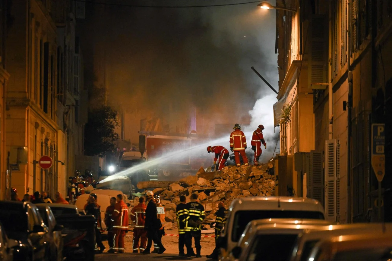 Strażacy gaszą pożar w gruzach zawalonej kamienicy