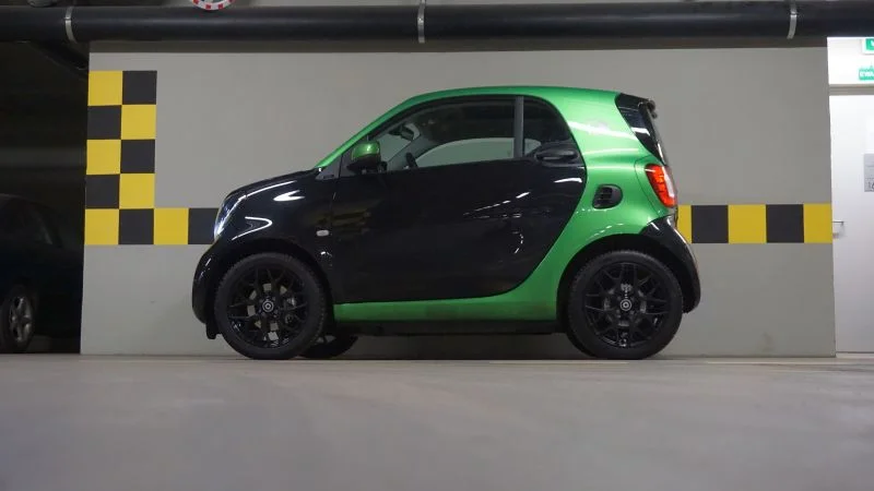 Z boku Smart ForTwo Electric Drive wygląda trochę jak zabawka.