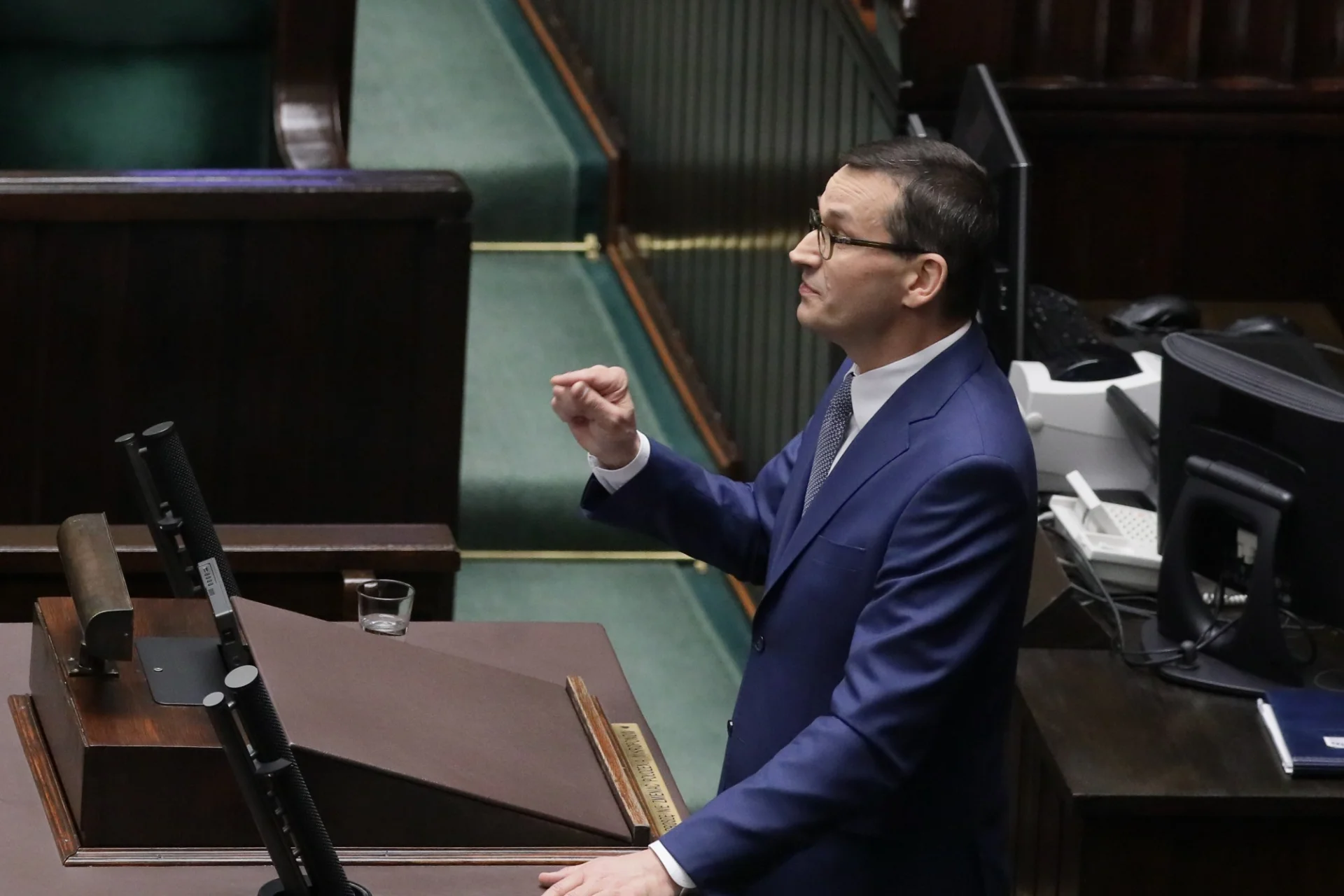 Przedstawiciele KO i Lewicy kontrowali przemówienie Morawieckiego przed głosowaniem ws. wotum nieufności.