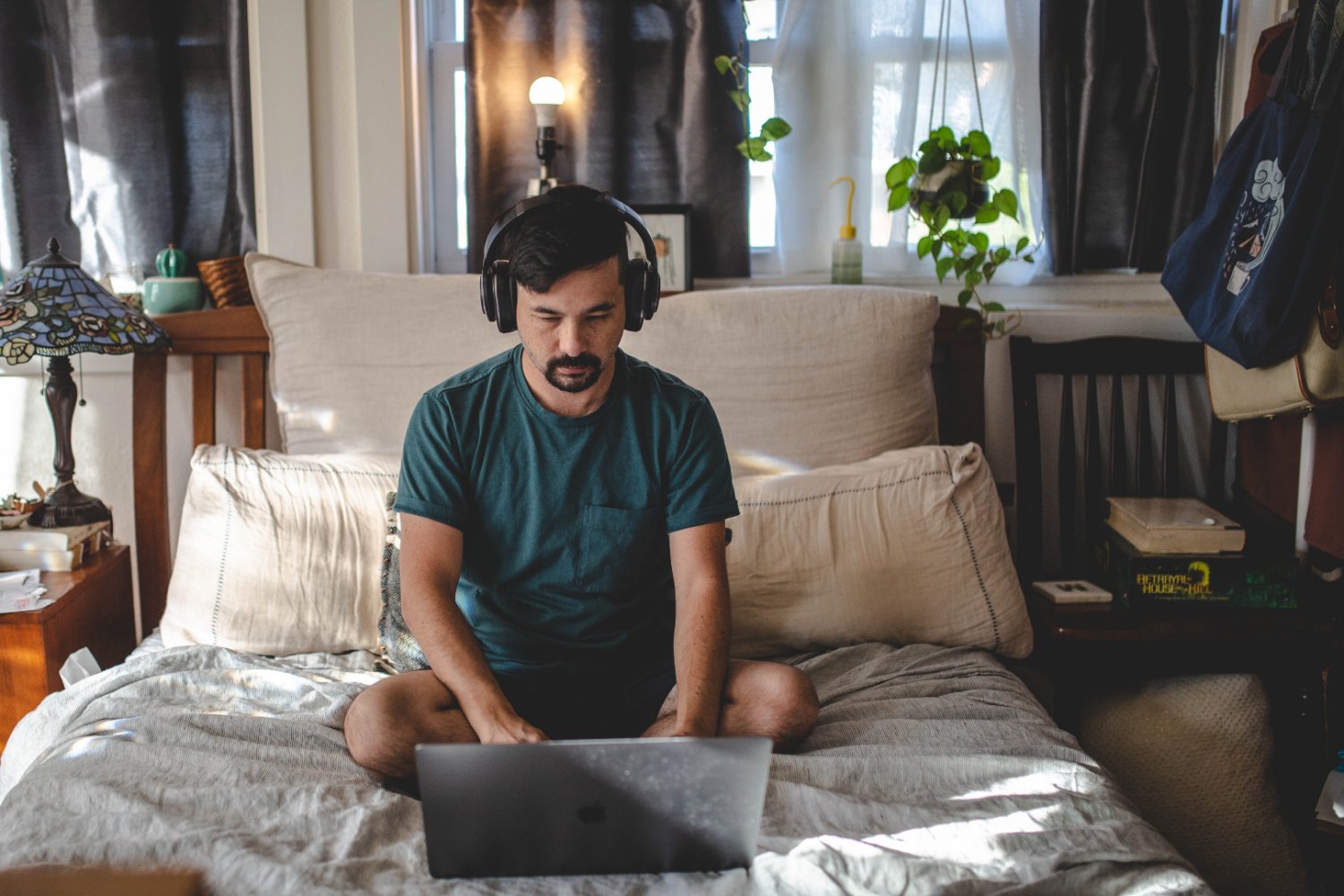 Praca z łóżka na home office to fatalny pomysł