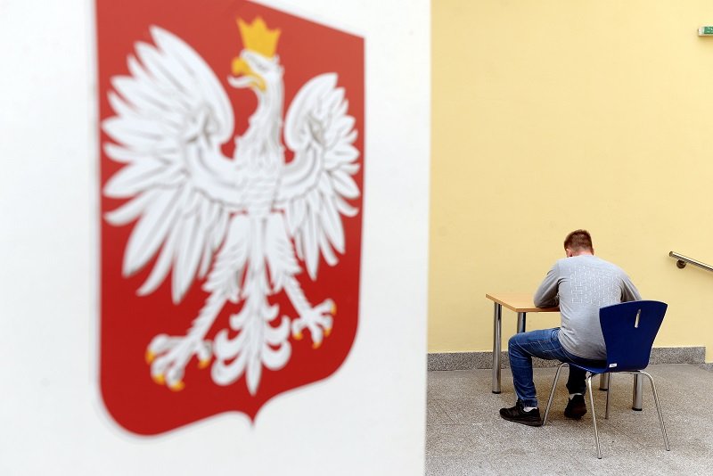 W lokalu wyborczym w Warszawie spadło godło i raniło mężczyznę. Zdjęcie poglądowe.