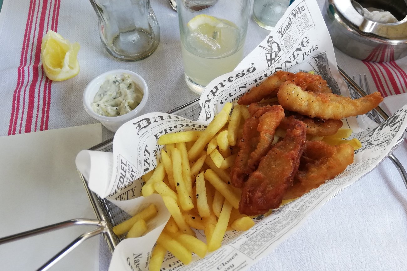 Ryba z frytkami to bardzo popularne danie nad morzem