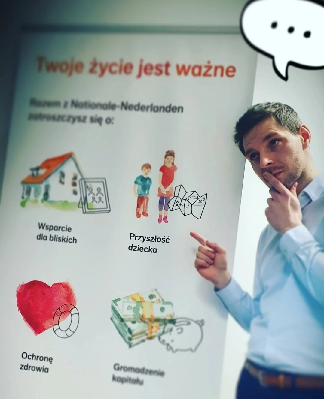 Kamil Nowosz podczas prezentacji odpowiadającej na pytanie "Dlaczego warto się ubezpieczyć?"
