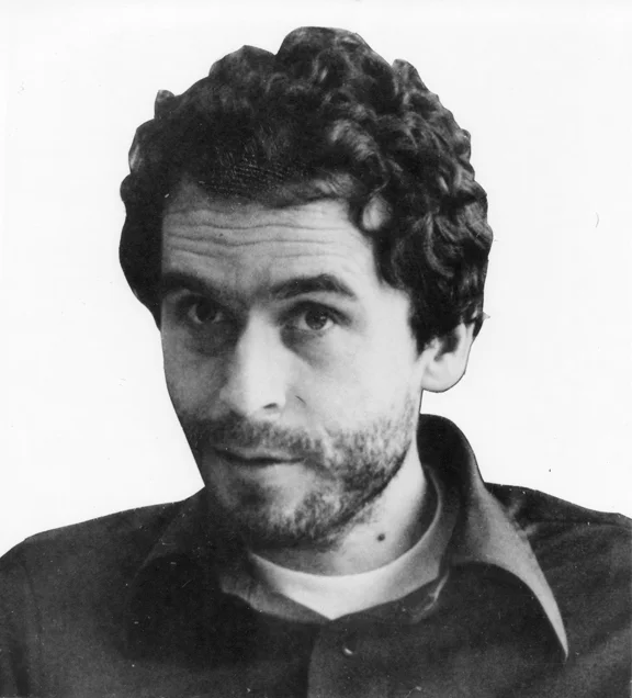 Ted Bundy około 1975 roku, zdjęcie z kartoteki FBI