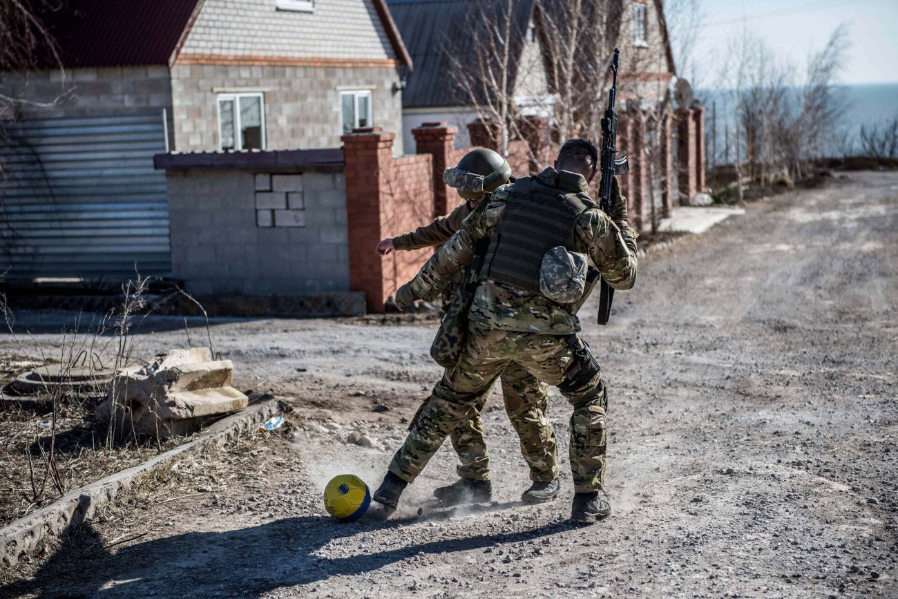 W ukraińskimi Mariupolu codzienność została przysłonięta przez wielką, wojenną tragedię.