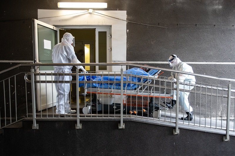 18-latek zakażony koronawirusem wyskoczył z okna. Nie udało się go uratować.