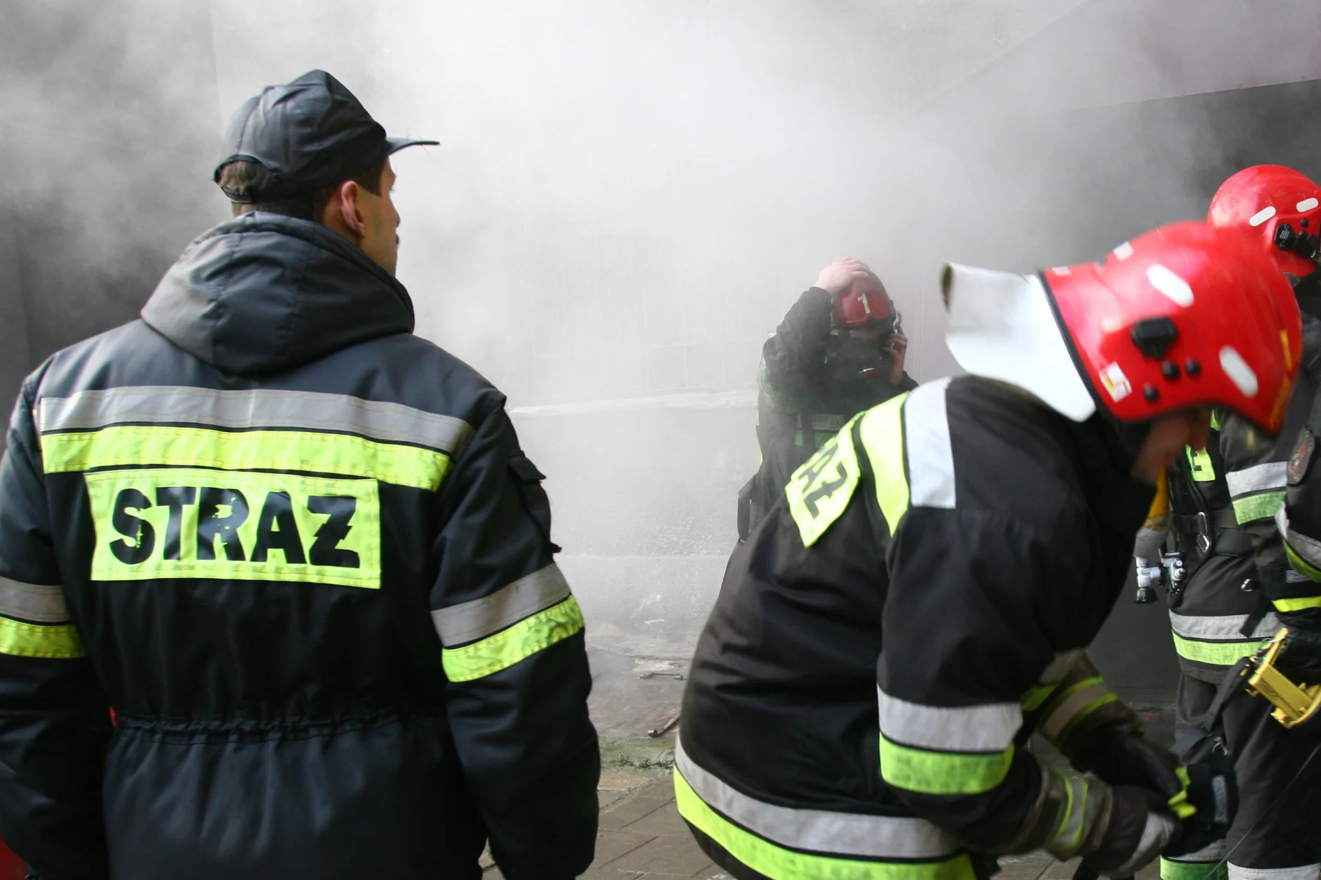 Rząd staje przed coraz większym wyzwaniem. Do policjantów dołączyli strażacy.