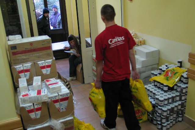 Jedzenie marnuje się w magazynach.