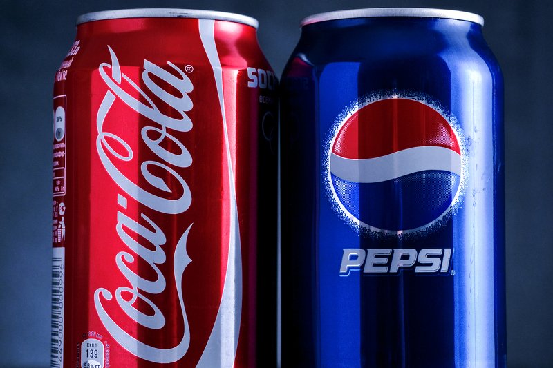 Cola w puszce jest smaczniejsza od tej w butelce? "Partie różnią się smakiem"