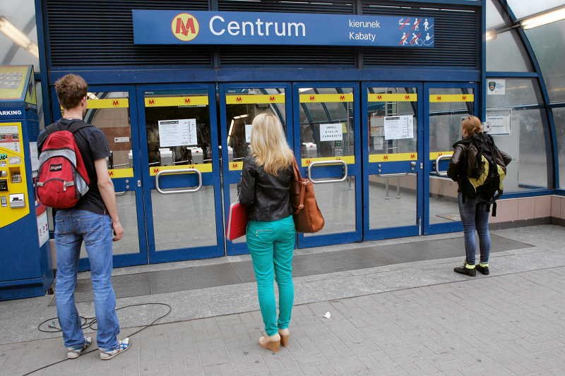 Stacja metro Centrum i Świętokrzyska zamknięte kolejny dzień.