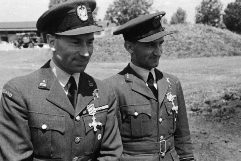 Mjr Wojciech Kołaczkowski i kpt. Tadeusz Kotz po dekoracji brytyjskim Distinguished Flying Cross (Zaszczytnym Krzyżem Lotniczym) w Northolt 24 czerwca 1943 roku