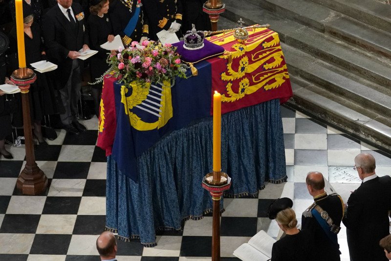 Trumna królowej Elżbiety II w kaplicy św. Jerzego