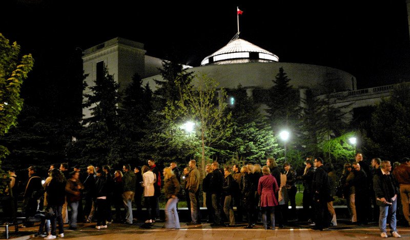 Tłumy zwiedzających przed Sejmem z okazji Nocy Muzeów. 2010 rok.