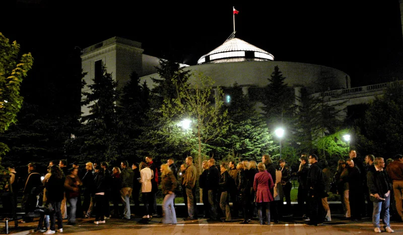 Tłumy zwiedzających przed Sejmem z okazji Nocy Muzeów. 2010 rok.