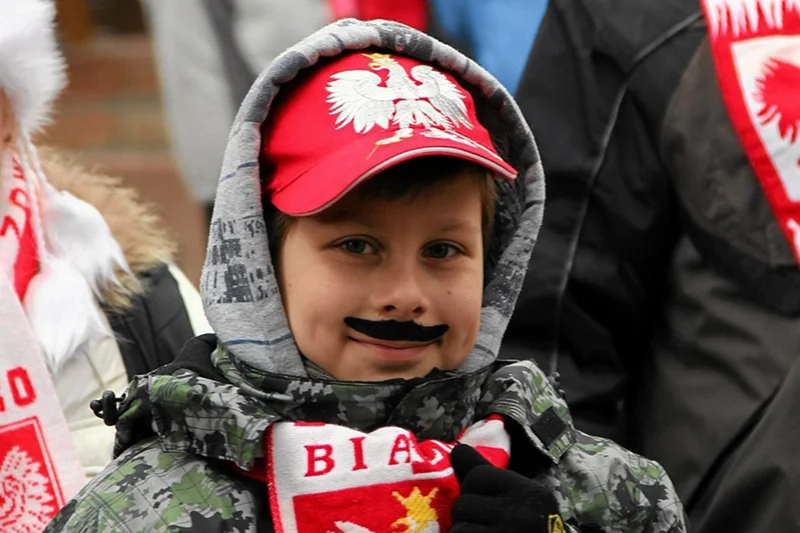 Wąsy ku czci Adama Małysza na uroczystości zakończenia jego kariery.