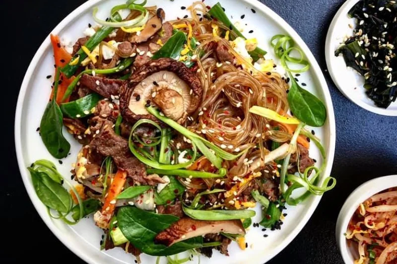 Japchae, czyli makaron z manioku, podany z warzywami i wołowiną