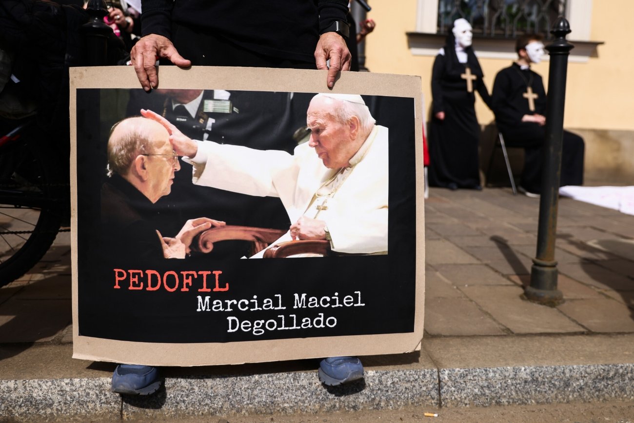 19.03.2023, Kraków. Protest "Stąd przyszło Zło" przed oknem papieskim zorganizowany przez inicjatywę Dość Milczenia.