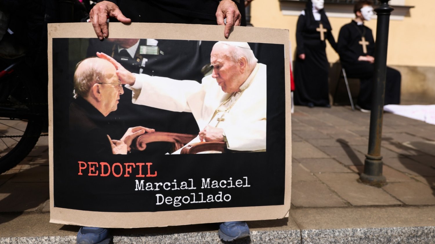 19.03.2023, Kraków. Protest "Stąd przyszło Zło" przed oknem papieskim zorganizowany przez inicjatywę Dość Milczenia.