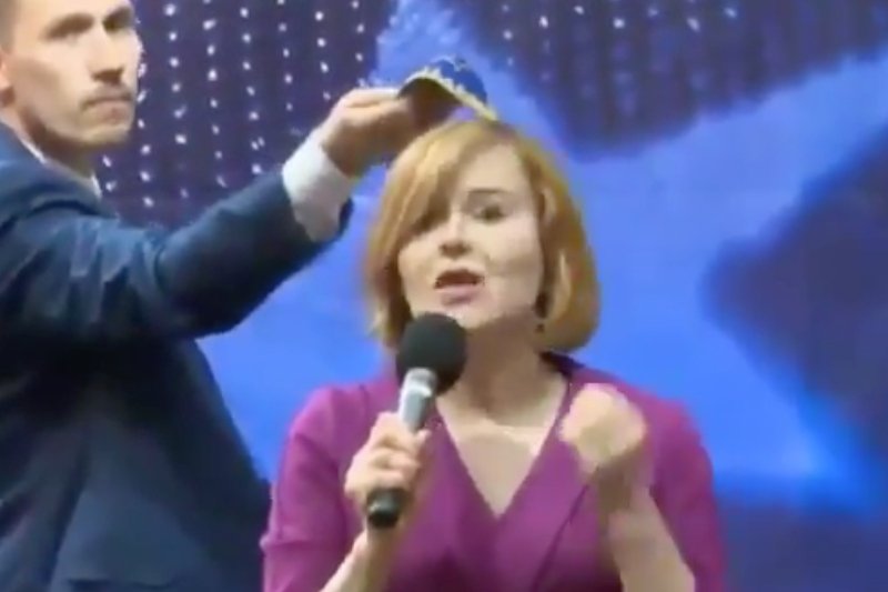 Berkowicz w trakcie debaty wyjął jarmułkę i przyłożył ją do głowy Krupki.