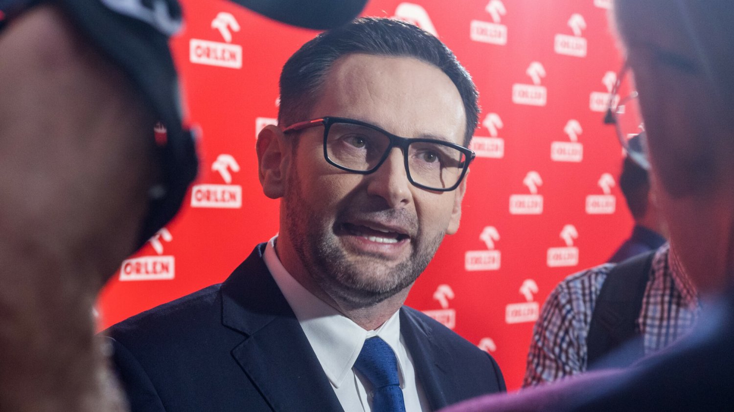 Daniel Obajtek (nie) odpowiadający na pytania o aferę Lotosu. Prezes PKN Orlen Daniel Obajtek.