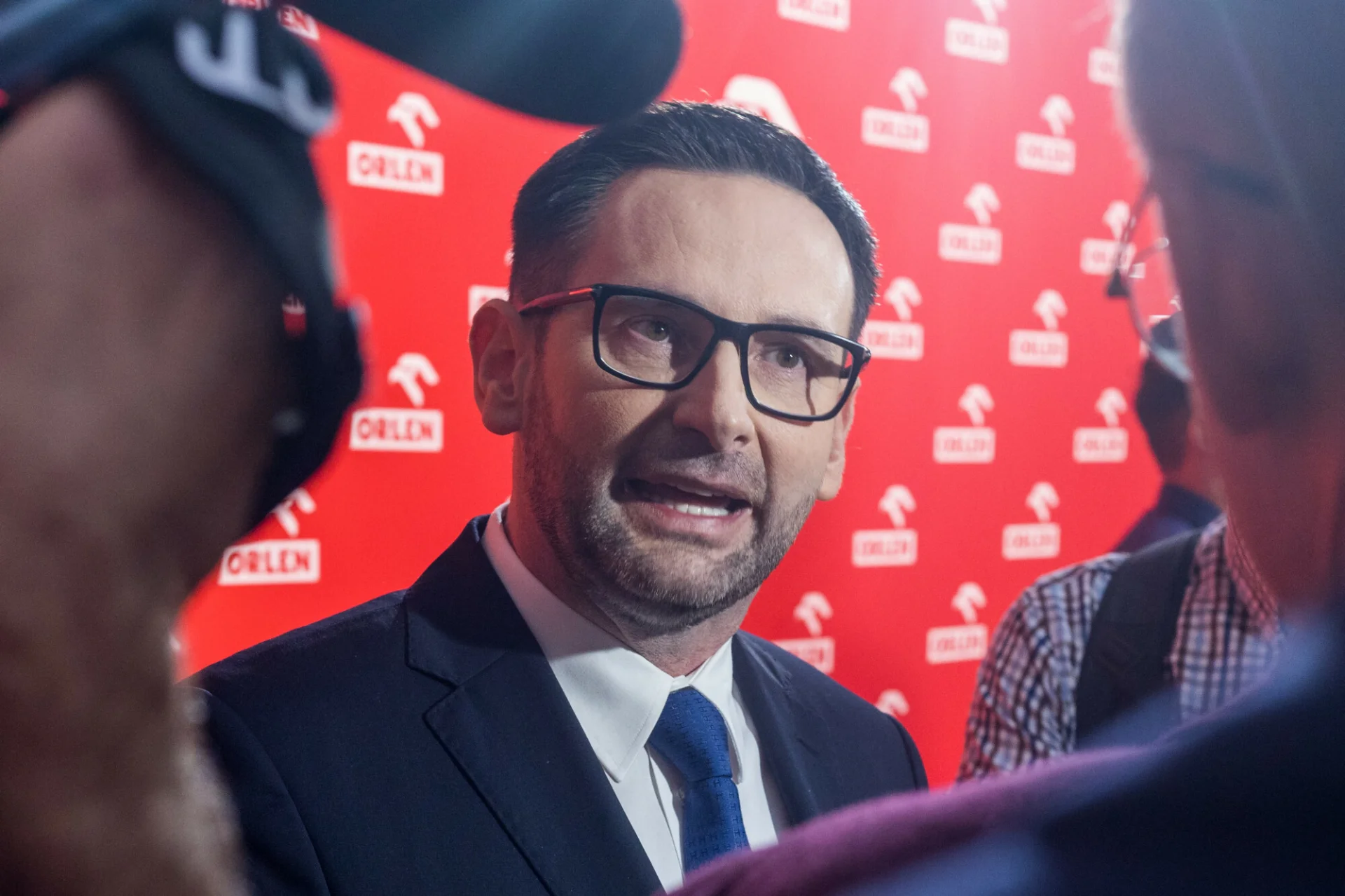 Daniel Obajtek (nie) odpowiadający na pytania o aferę Lotosu. Prezes PKN Orlen Daniel Obajtek.