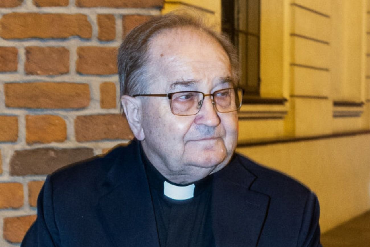 Monitorujące budki przed Muzeum "Pamięć i Tożsamość". Ojciec Rydzyk czegoś się obawia?