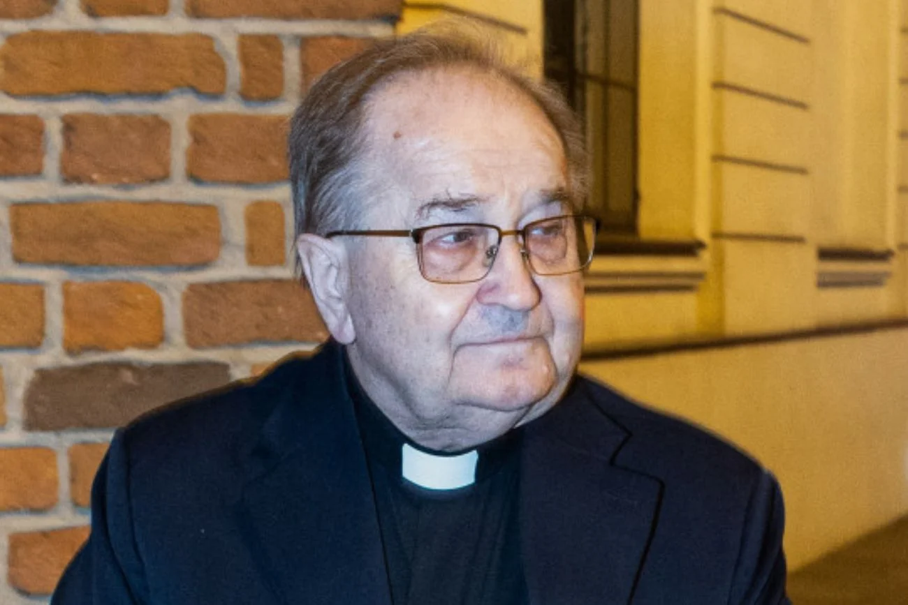 Monitorujące budki przed Muzeum "Pamięć i Tożsamość". Ojciec Rydzyk czegoś się obawia?
