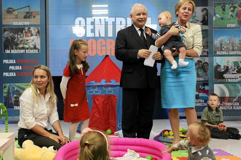 Jedną ręką wypłacają 500+, druga gmerają w portfelach podatników.