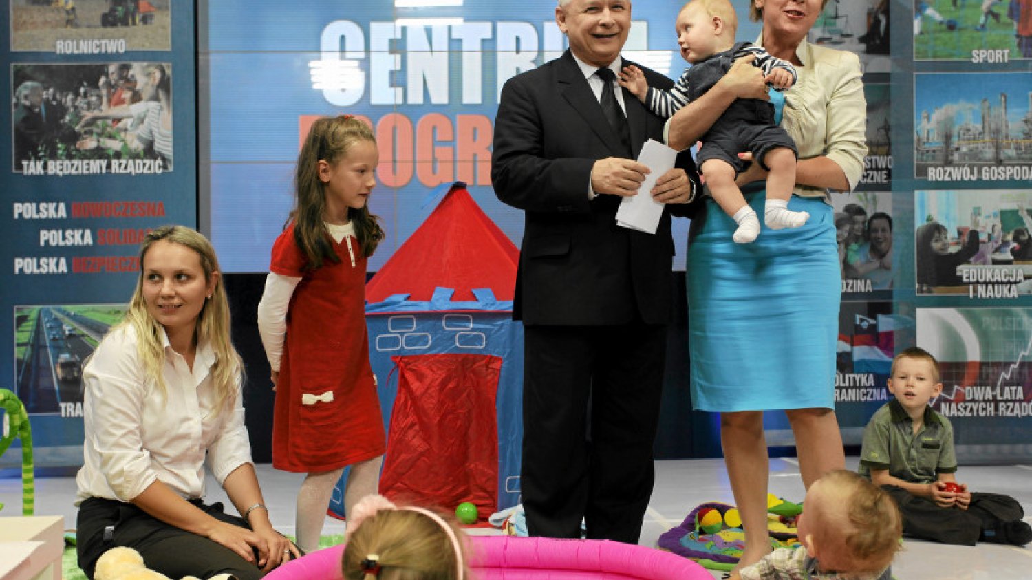 Jedną ręką wypłacają 500+, druga gmerają w portfelach podatników.