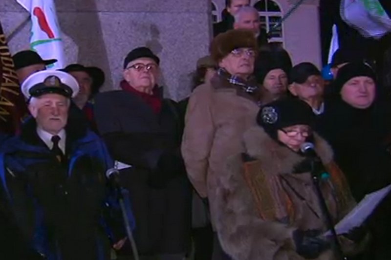 Ludzie na marszu PiS z okazji rocznicy 13 grudnia