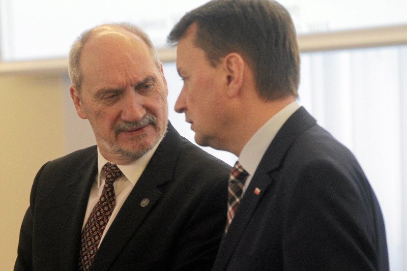 Mariusz Błaszczak informacje o podsłuchach zdaje się traktować bardzo poważnie.