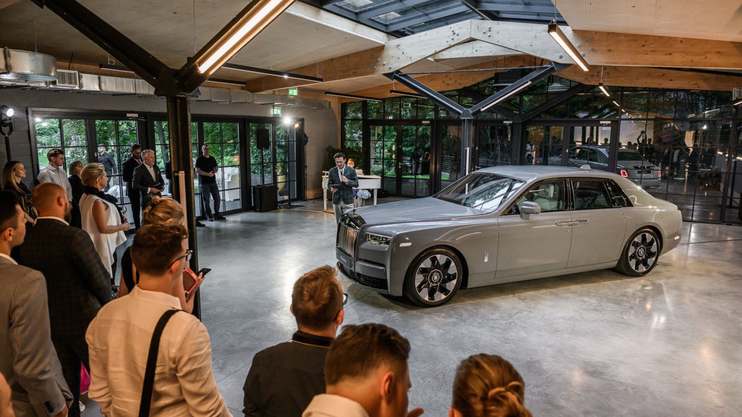 Nowy Rolls-Royce Phantom robi jeszcze większe wrażenie. To prawdziwy król wśród limuzyn.