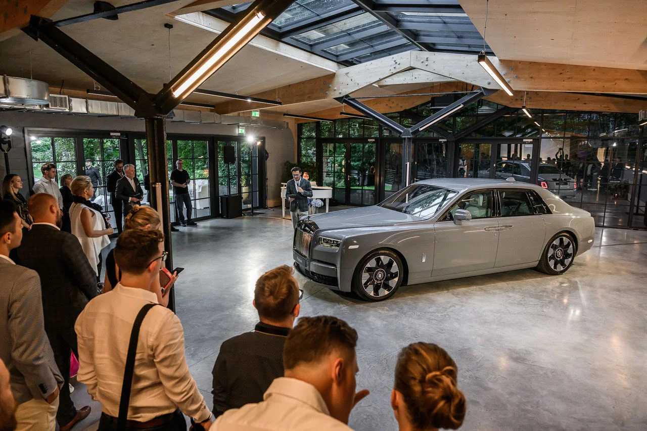 Nowy Rolls-Royce Phantom robi jeszcze większe wrażenie. To prawdziwy król wśród limuzyn.