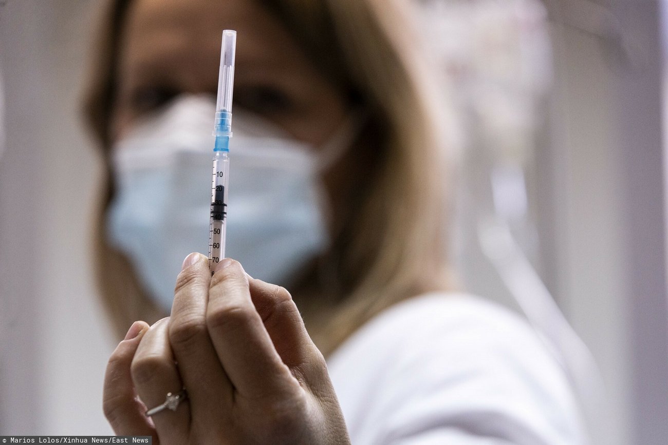 Szef greckiego rządu zapłaci młodym za szczepienie.