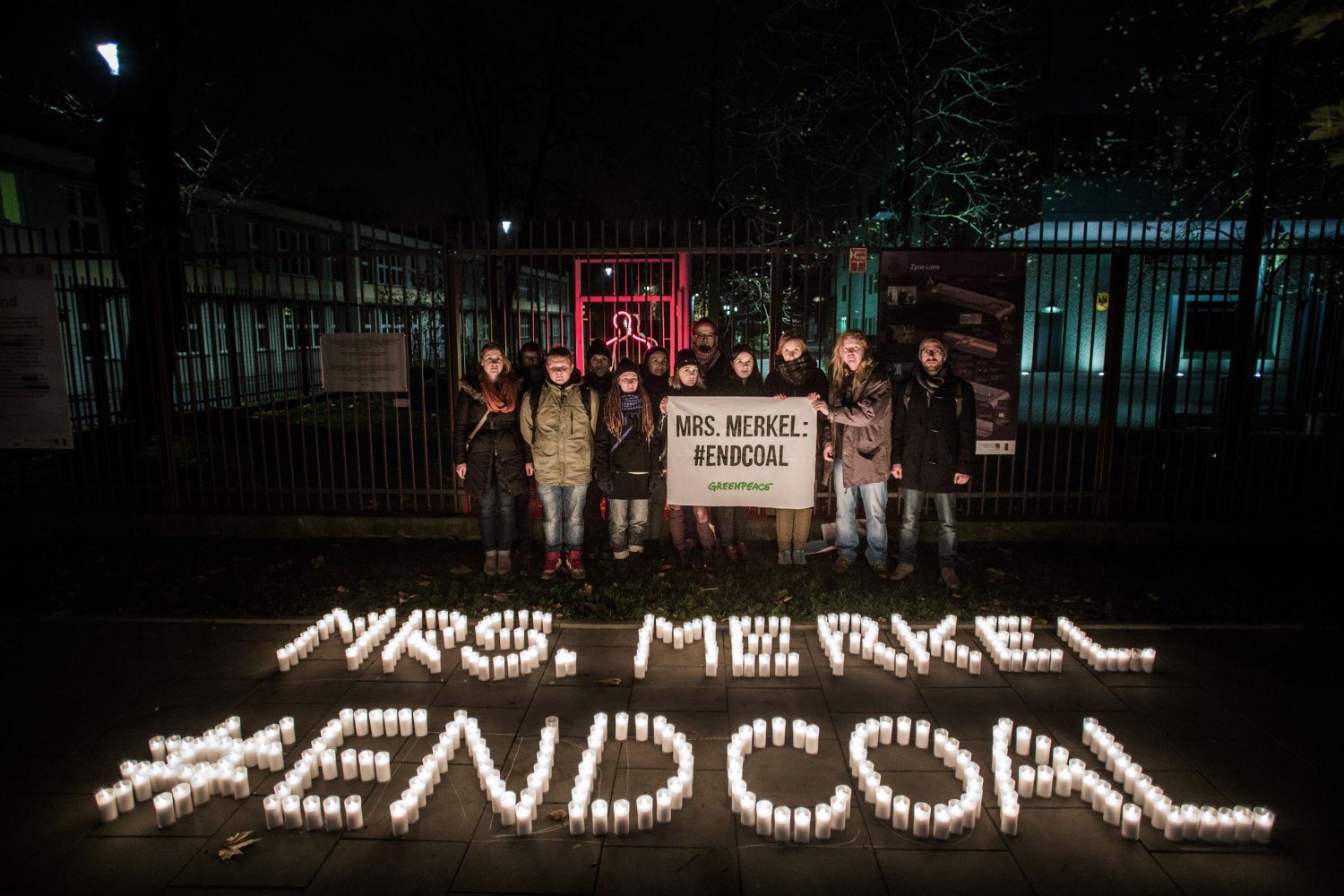 Aktywiści Greenpeace przed Ambasadą Niemiec w Warszawie wzywają kanclerz Merkel do odejścia od węgla