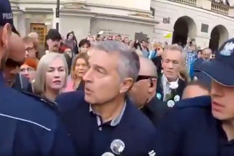 Mężczyźni widoczni za plecami Władysława Frasyniuka wzbudzili kontrowersje zarówno wśród zwolenników PiS, jak i PO.