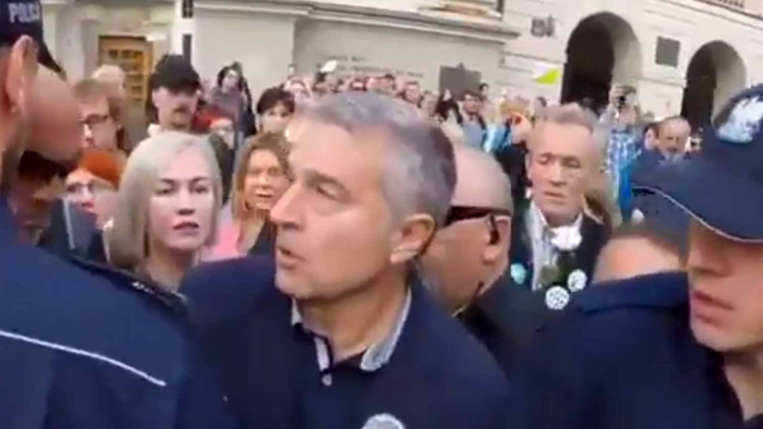 Mężczyźni widoczni za plecami Władysława Frasyniuka wzbudzili kontrowersje zarówno wśród zwolenników PiS, jak i PO.