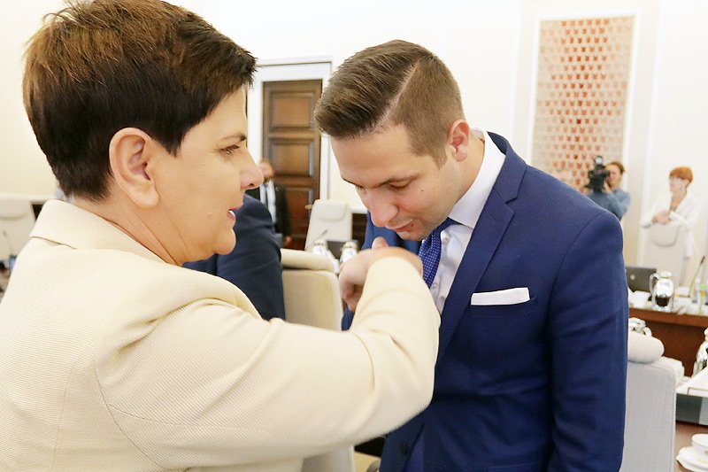 Wiceminister sprawiedliwości Patryk Jaki nie szczędzi uszczypliwości prezydenckiemu rzecznikowi Krzysztofowi Łapińskiemu, który publicznie podważa pozycję premier Beaty Szydło.