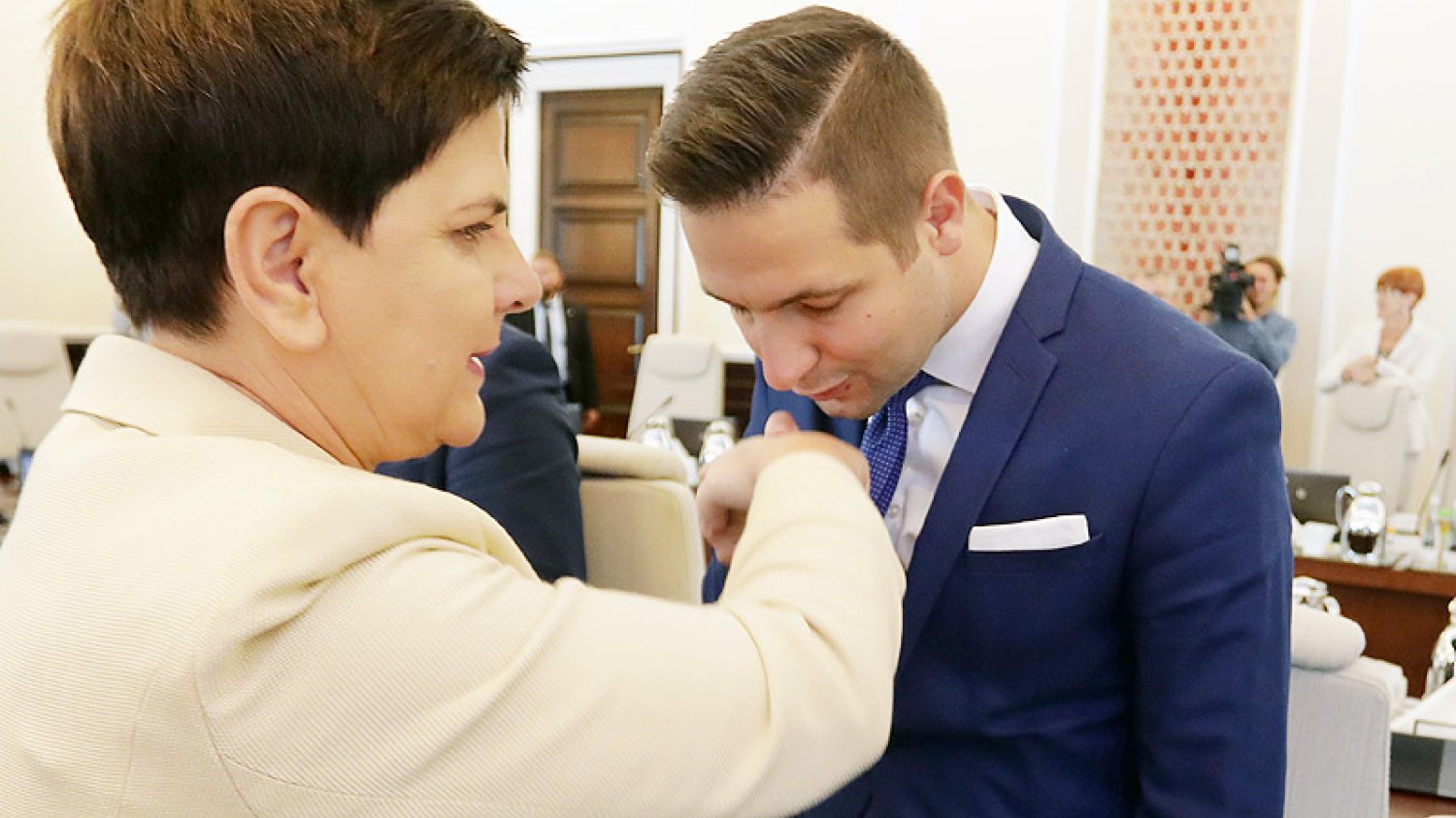 Wiceminister sprawiedliwości Patryk Jaki nie szczędzi uszczypliwości prezydenckiemu rzecznikowi Krzysztofowi Łapińskiemu, który publicznie podważa pozycję premier Beaty Szydło.