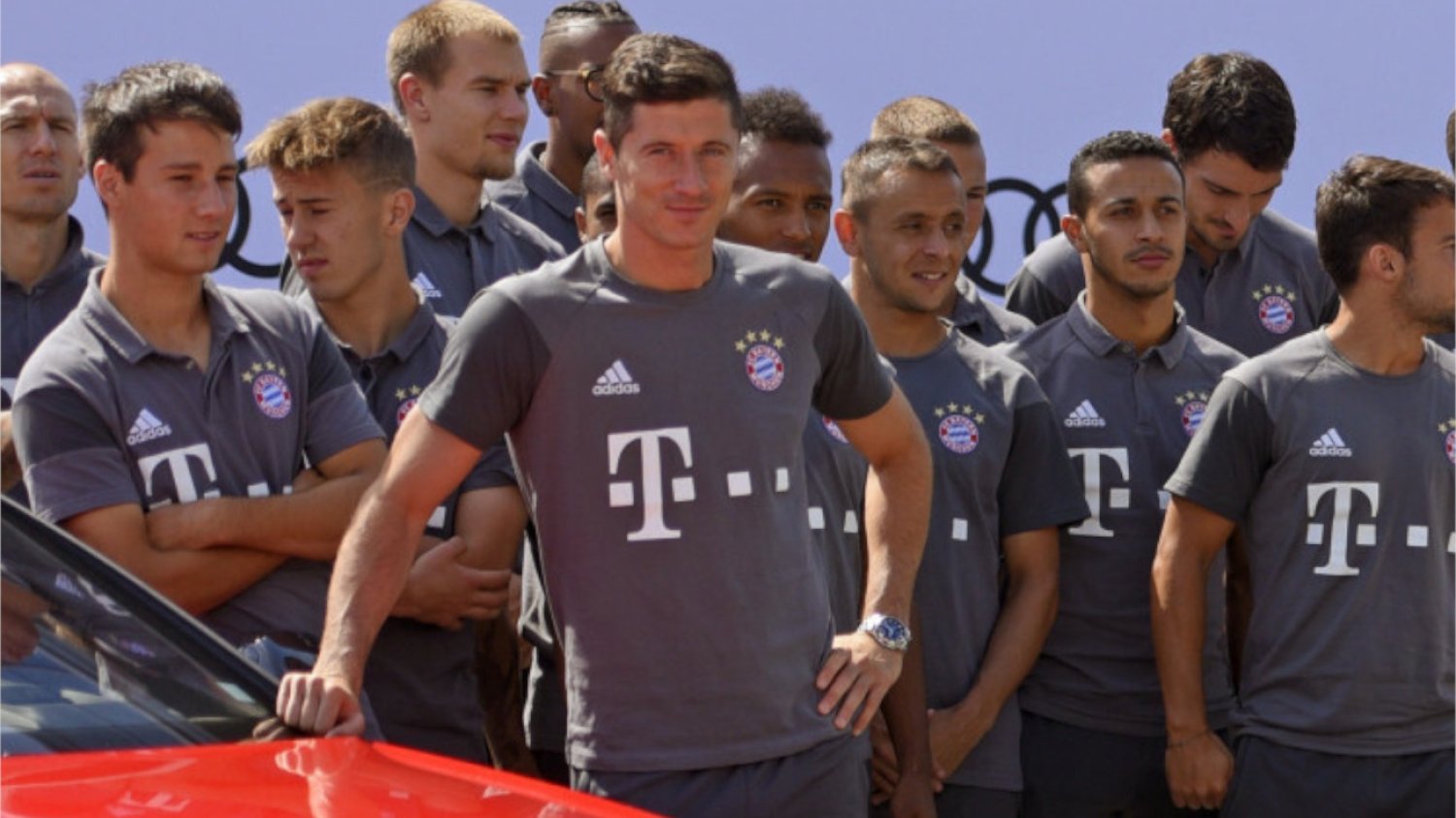 Robert Lewandowski będzie musiał zmienić służbowe auto.
