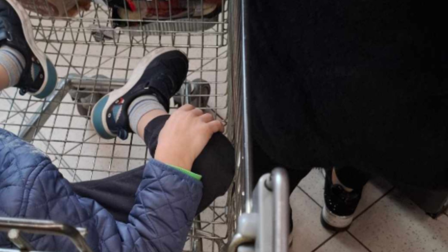 Dziecko w sklepowym wózku to niebezpieczeństwo? Widok wywołał burzę Dziecko w sklepowym wózku to niebezpieczeństwo? Widok wywołał burzę