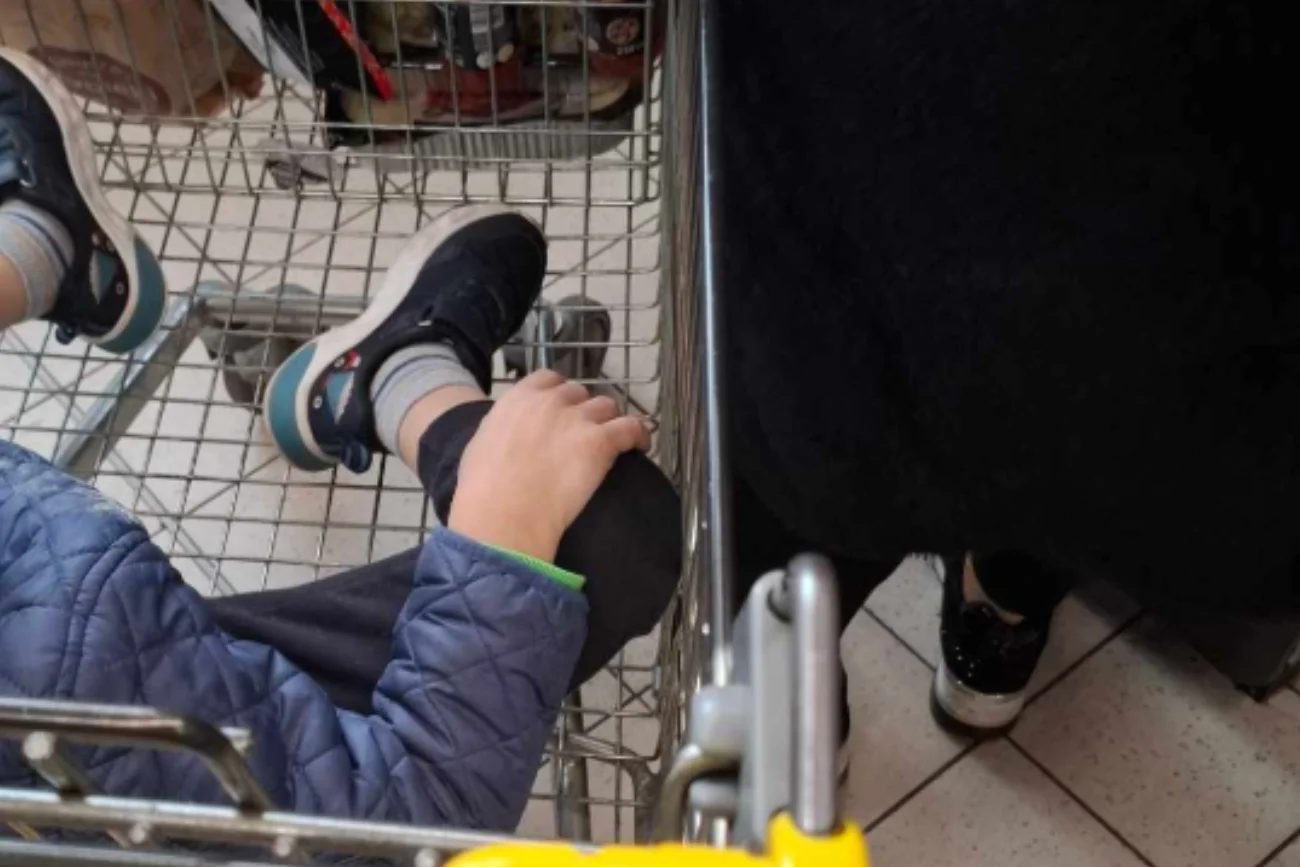 Dziecko w sklepowym wózku to niebezpieczeństwo? Widok wywołał burzę Dziecko w sklepowym wózku to niebezpieczeństwo? Widok wywołał burzę