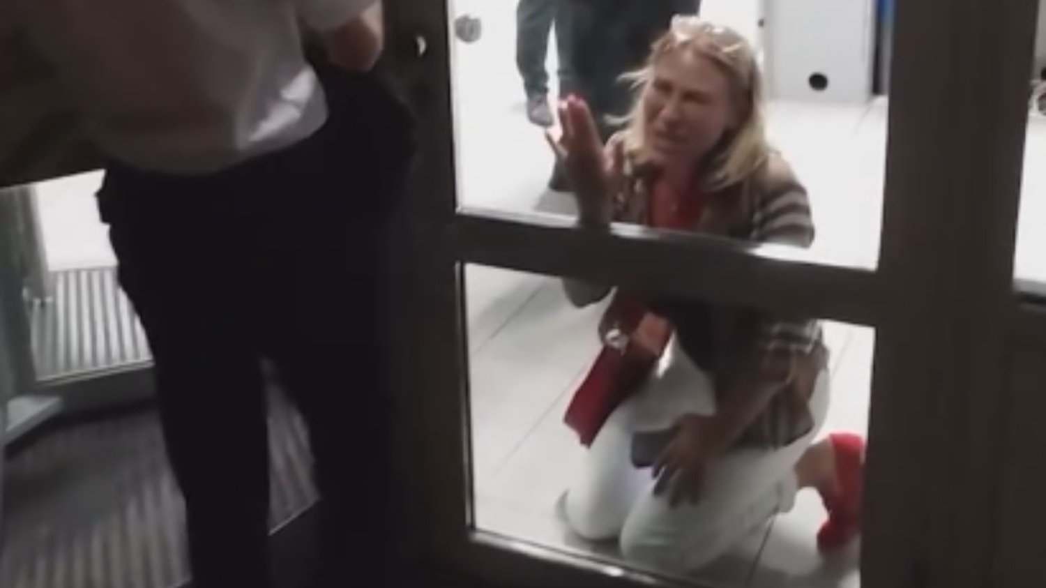 Pasażerka na kolanach prosiła o możliwość wejścia na pokład Ryanaira Pasażerka Ryanaira błagała o możliwość wejścia na pokład