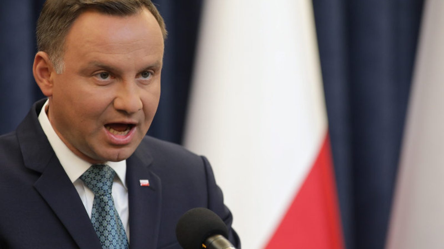 Andrzej Duda raz się wybił na niepodległość – i proszę: jest efekt! Prezydent zyskał w oczach najważniejszych osób. Na zdjęciu – głowa państwa podczas ogłaszania decyzji w sprawie ustaw dotyczących zmian w sądownictwie.